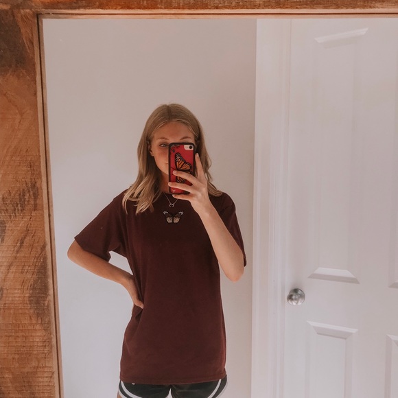 maroon t-shirt w/ brown butterfly patch🌻 - Picture 2 of 4